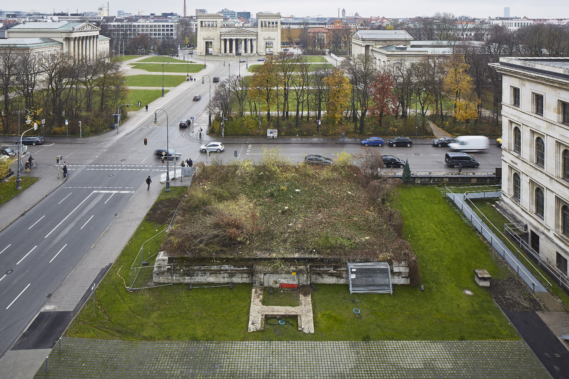 Sockel des ‚Ehrentempels‘ vor dem NS-Dokumentationszentrum München. Dahinter ist der Königsplatz, rechts sieht der ehemalige ‚Führerbau‘.