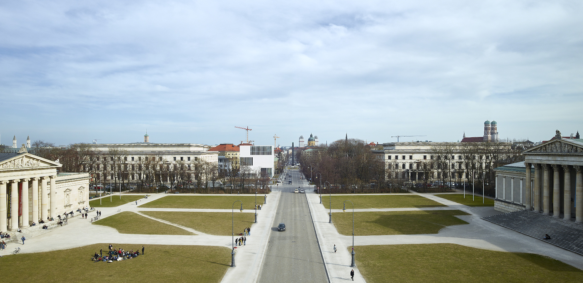 Blick von den Propyläen auf den Königsplatz bis zum Karolinenplatz