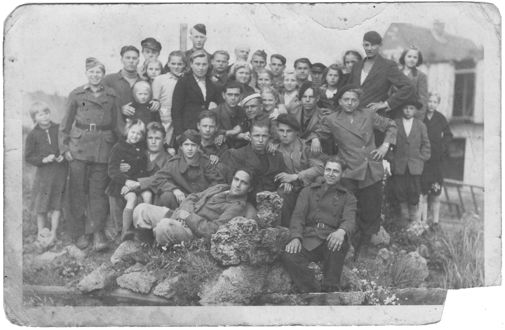 Historische Aufnahme mehrerer befreiter Familien von Zwangsarbeiter*innen auf dem Lagergelände