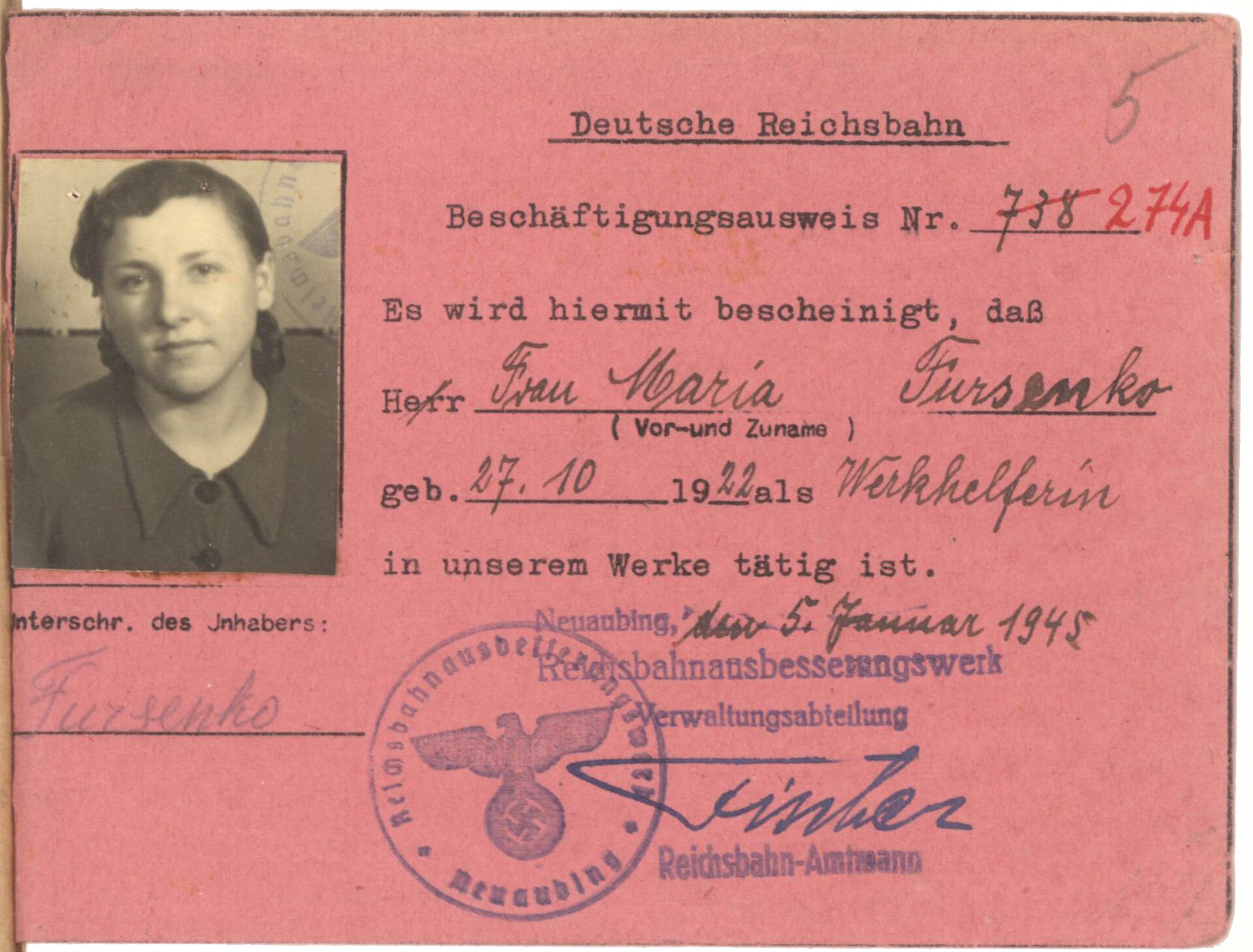 Rosafarbener Ausweis mit der Nummer 971276, Passfoto und Unterschrift von Maria Fursenko. Abgestempelt am 5. Januar 1945.
