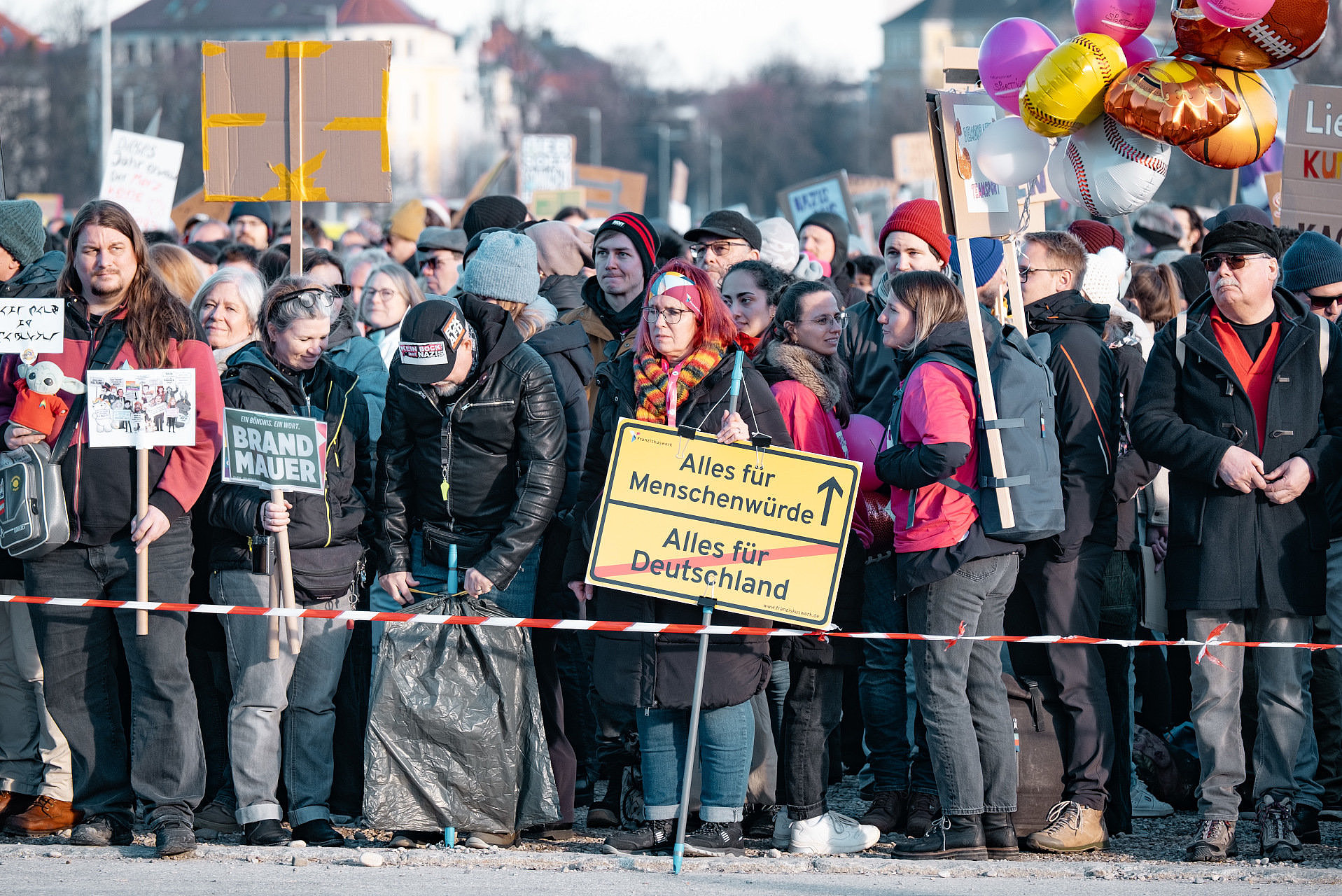 Demonstrierende mit Plakaten