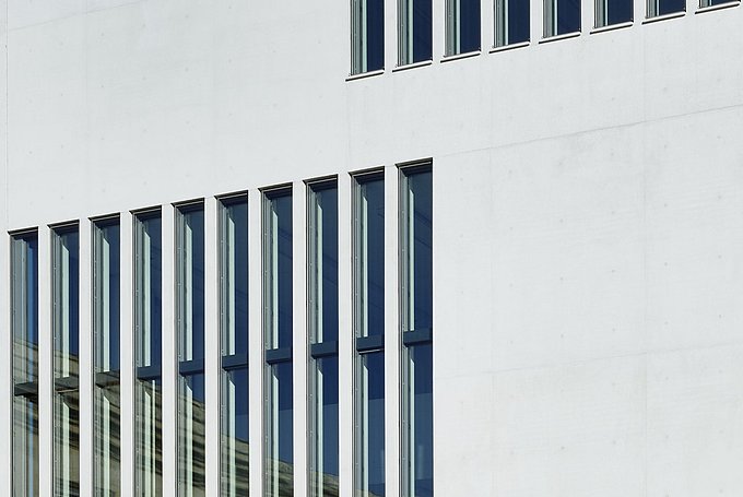graues Fenster von grauem Gebäude
