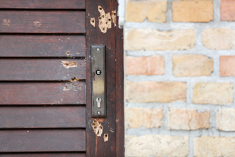 Einschusslöcher an einer Holztür